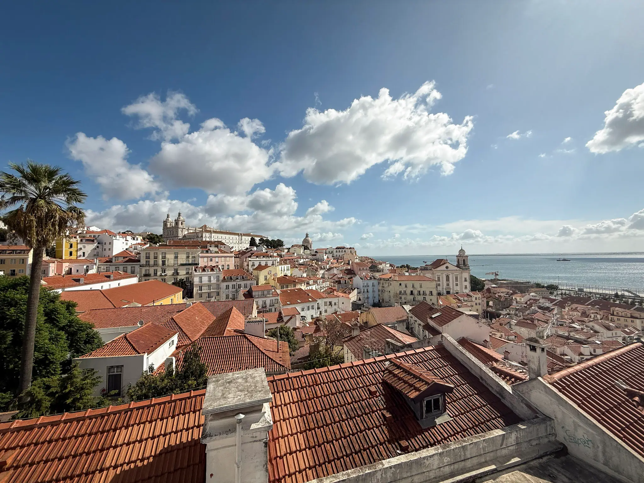 Vue du Miradouro Santa Luzia sur Lisbonne et le Tage