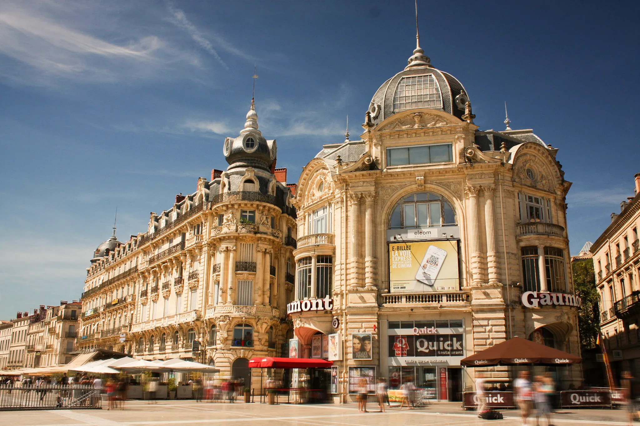 Voyages depuis Montpellier - Vue ensoleillée de la Place de la Comédie à Montpellier, point de départ idéal pour vos voyages