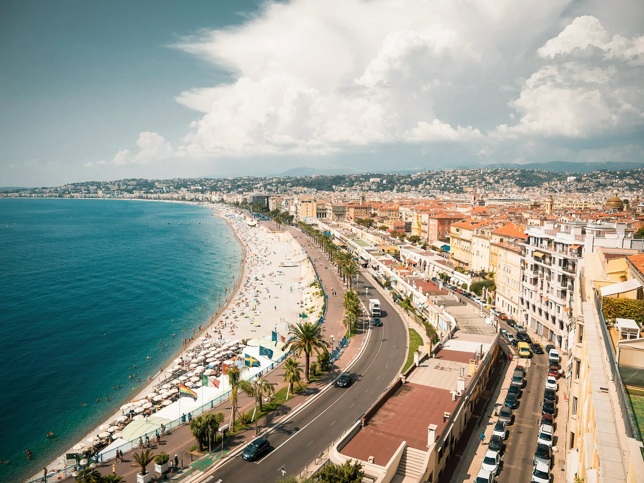 Voyages depuis Nice - Vue aérienne de la Promenade des Anglais et des plages de Nice, point de départ idéal pour voyager en Europe et en Méditerranée