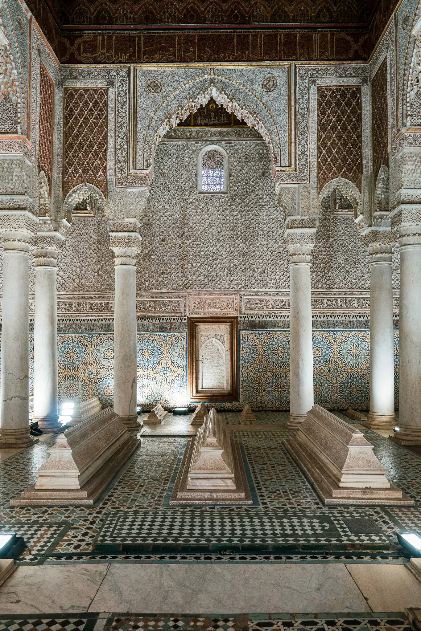 Tombeaux Saadiens, salle aux colonnes en marbre et plafond sculpté - Marrakech