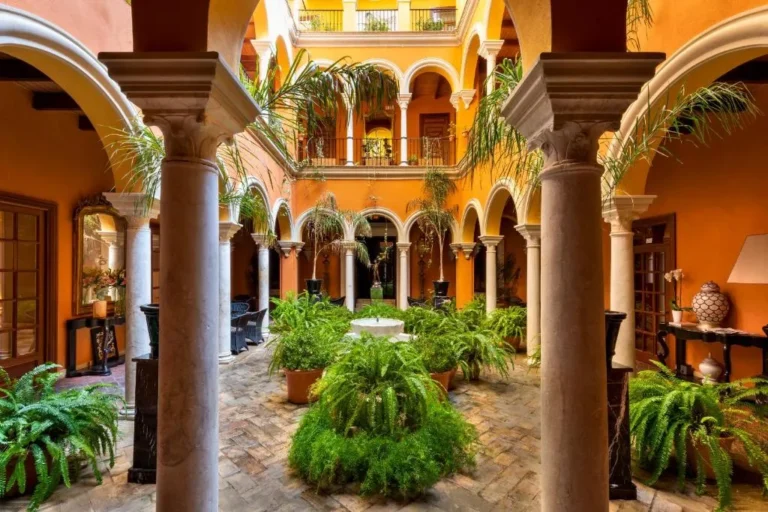 Vue du patio fleuri de l'hôtel Casa del Poeta de Séville