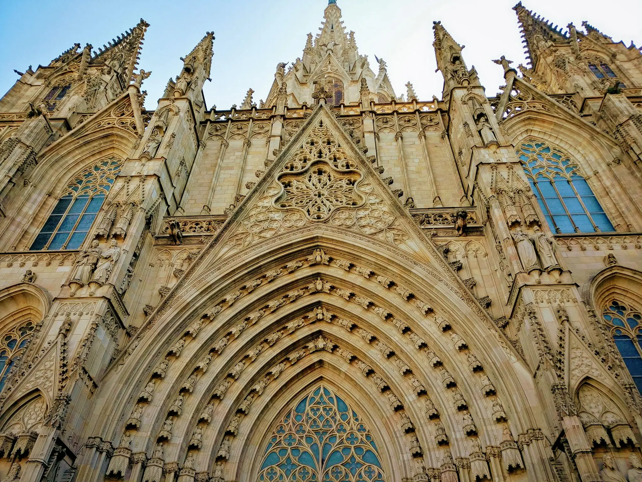 La façade de la cathédrale gothique de Barcelone