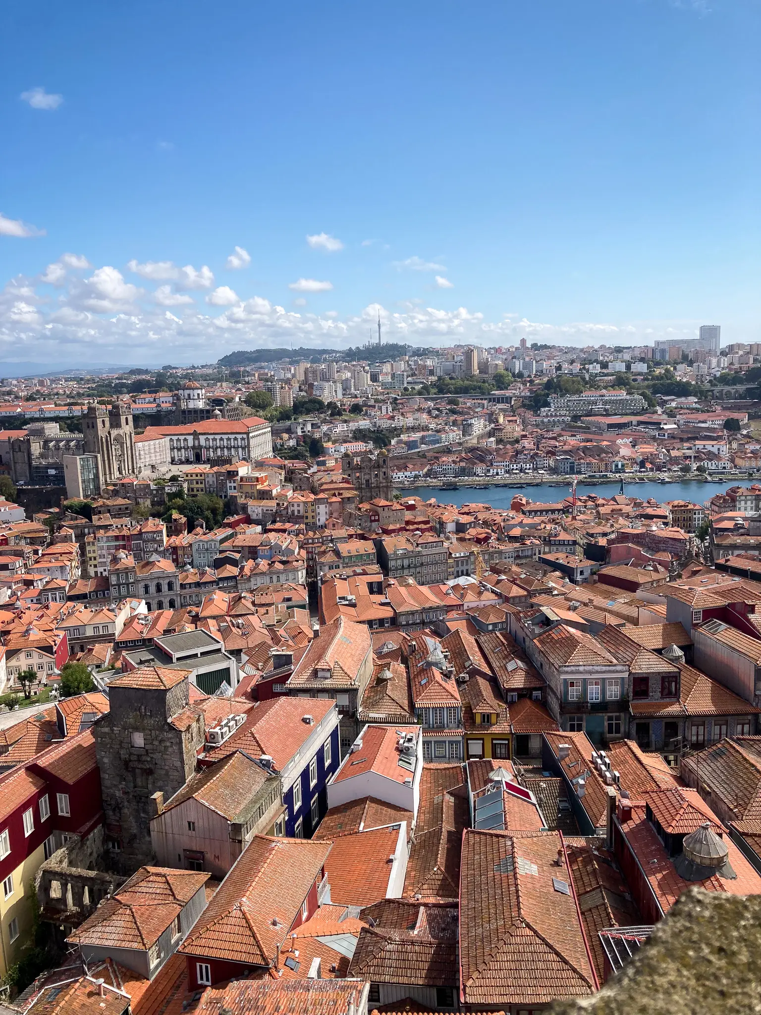 Destination Porto - Vue sur les toits, la cathédrale et le Douro