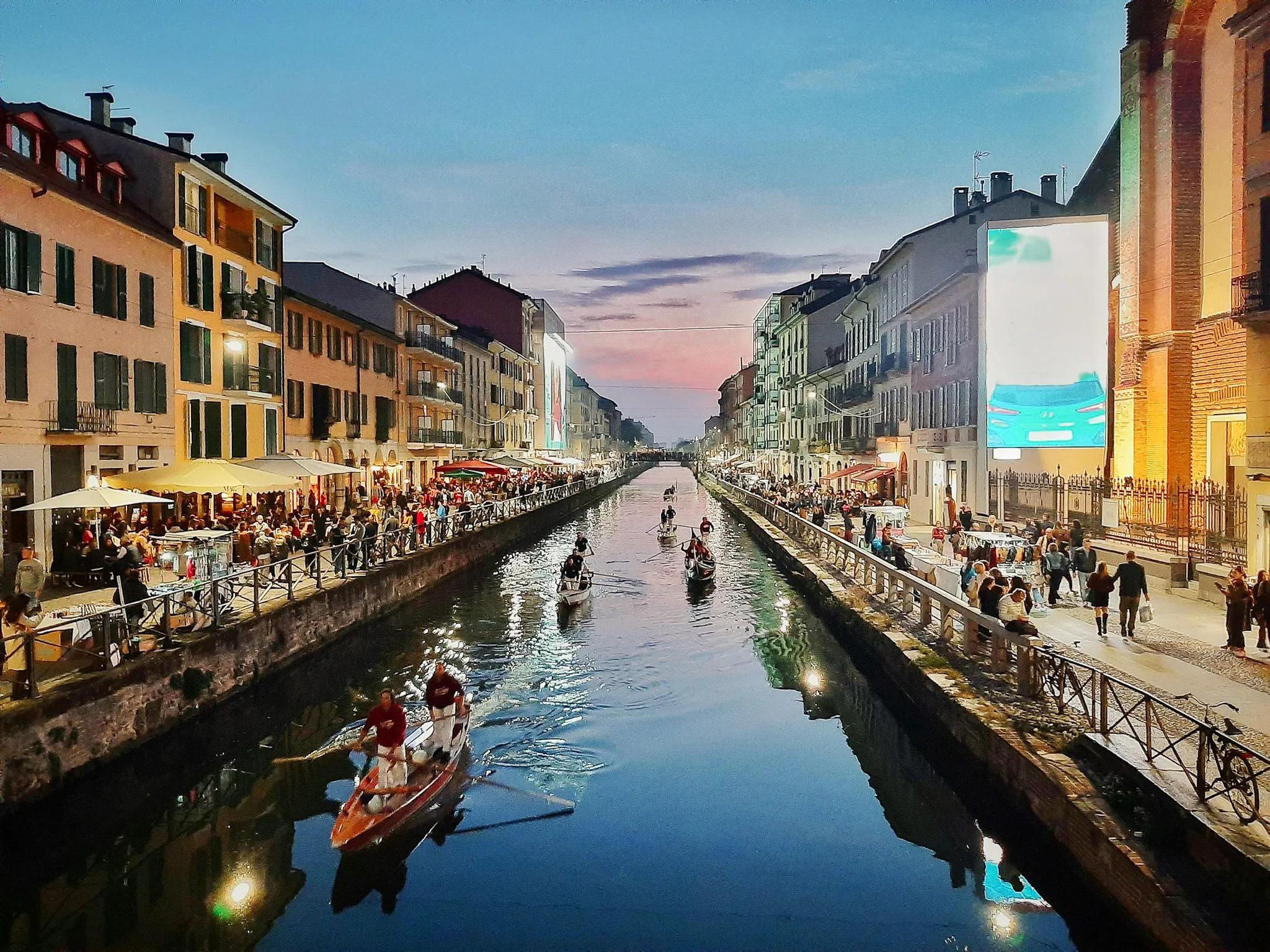 Les canaux des Navigli à Milan au coucher du soleil