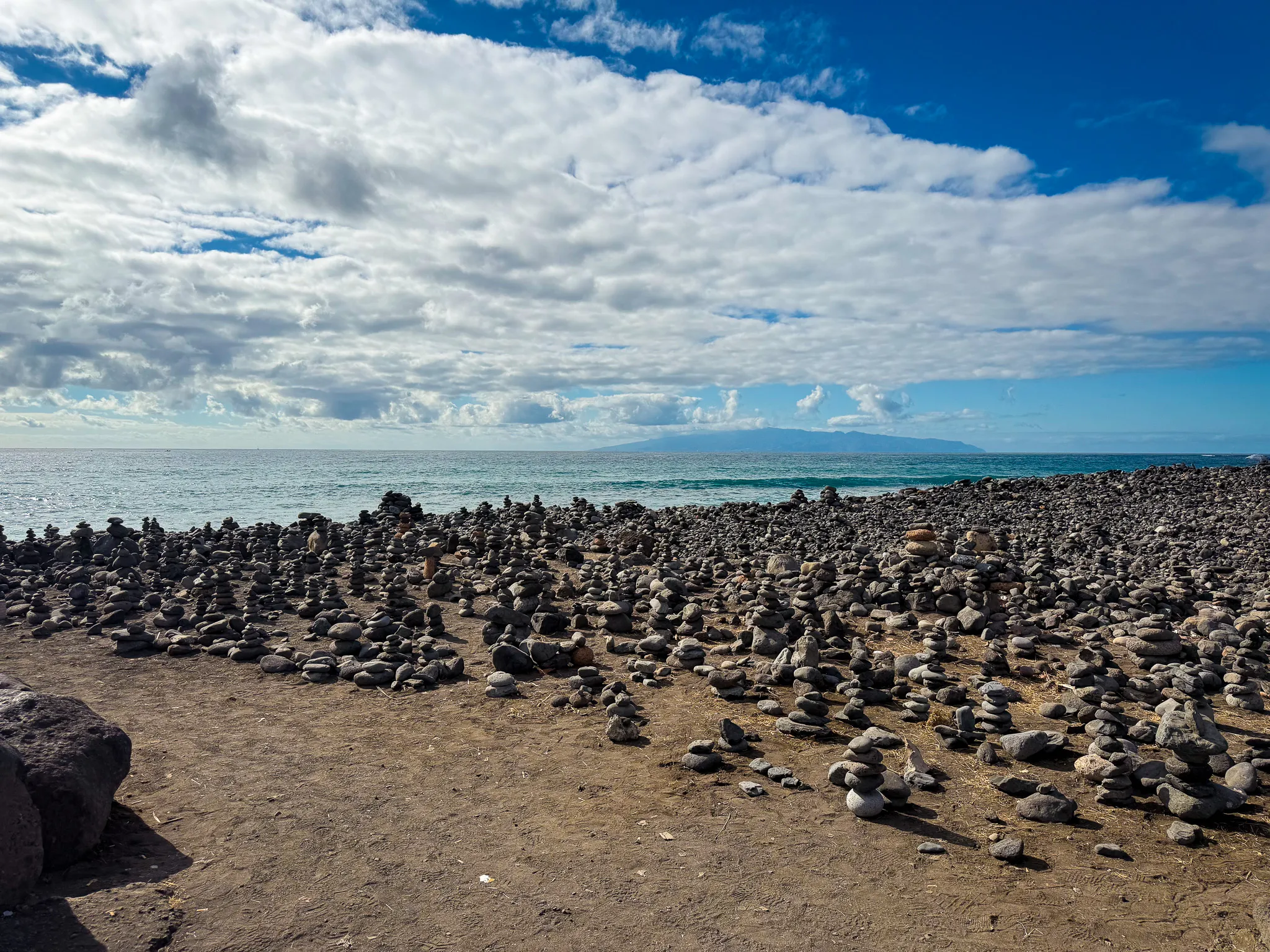 Pyramides de galets sur la côte Adeje
