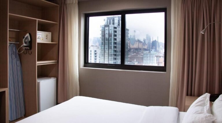 Vue sur le Queens depuis une chambre du LIC Plaza Hotel