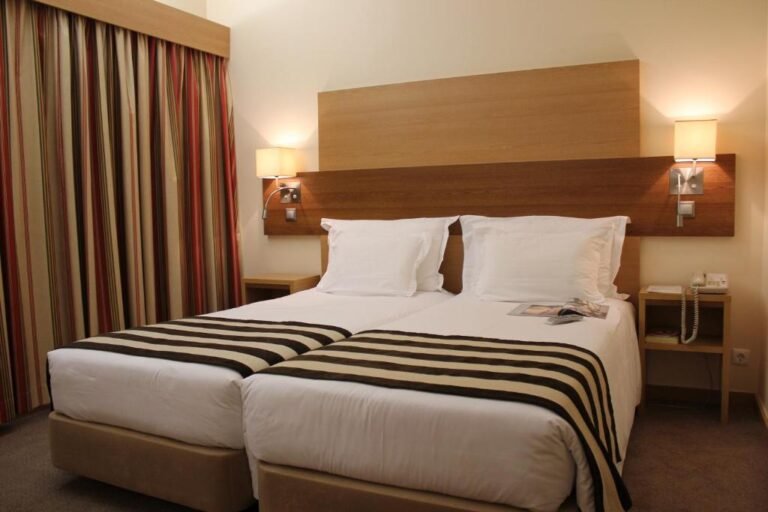 Une chambre lit jumeaux de l'Hotel Principe Lisboa