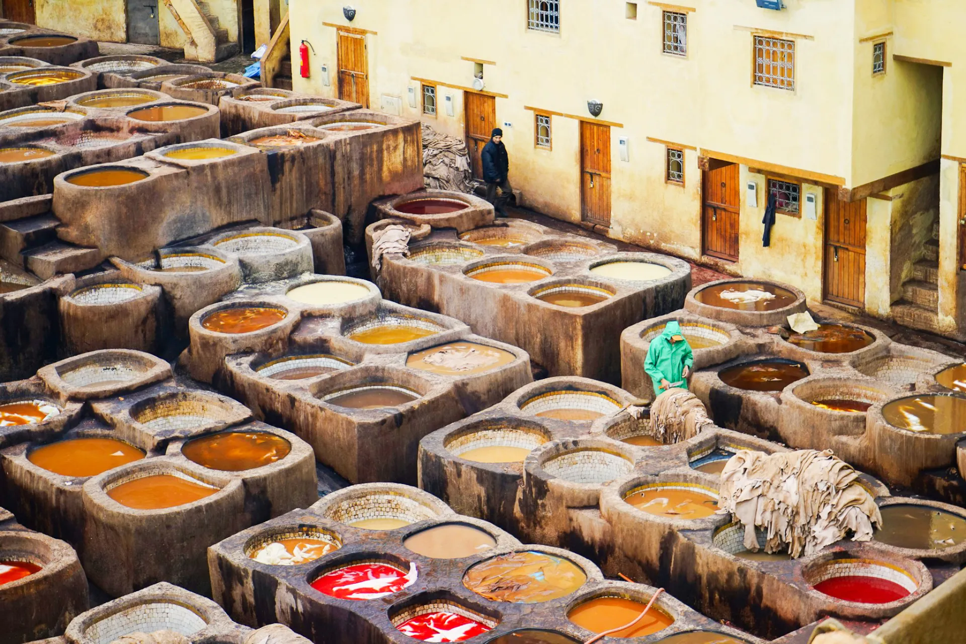 Un atelier de teinture du cuir à Marrakech, au Maroc