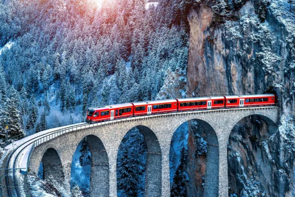 Excursion vers St Moritz en train de la Bernina depuis Milan en Italie