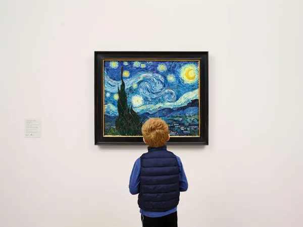 Un enfant devant une toile du musée d'art moderne MoMa de New York