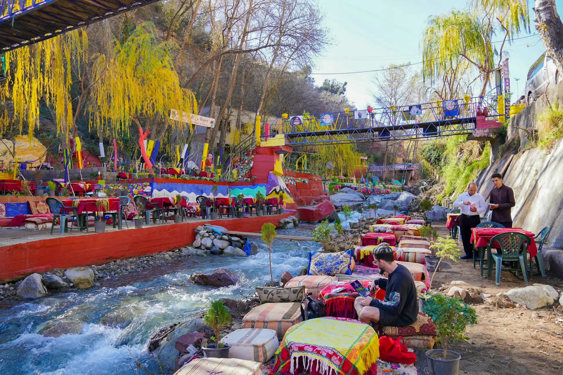 Un restaurant au bord de la rivière de l'Ourika au Maroc