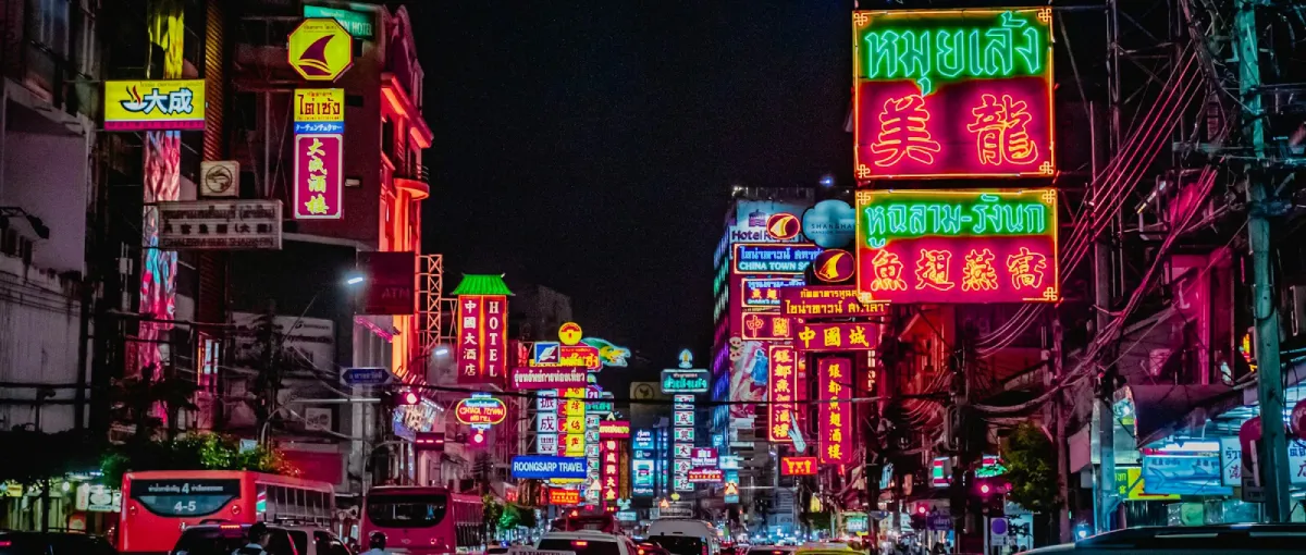 Le quartier de Chinatown Yaowarat de nuit à Bangkok en Thaïlande